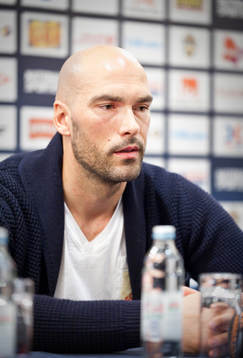 Presskonferens med Daniel Majstorovic som lämnar truppen