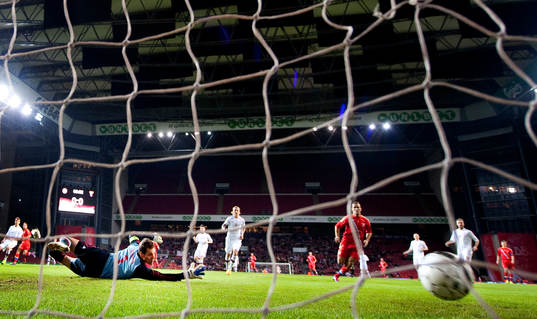 Thomas Sörensen, målvakt, Danmark, ser 1-0 rulla in, depp