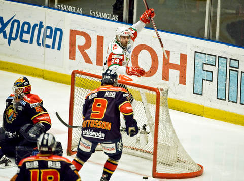Niklas Sundström, Modo
