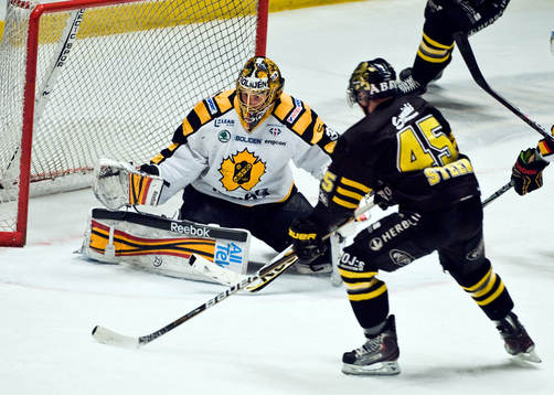 Joacim Eriksson, målvakt, Skellefteå och Oscar Steen, AIK