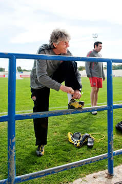 Pia Sundhage, förbundskapten, USA, knyter sin sko