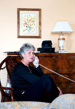 Pia Sundhage, förbundskapten, USA, pratar i telefon