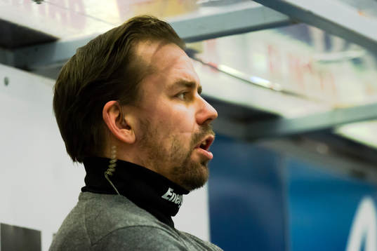 Nichlas Falk, tränare, med headset i örat
