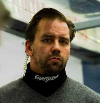 Nichlas Falk, tränare, med headset i örat
