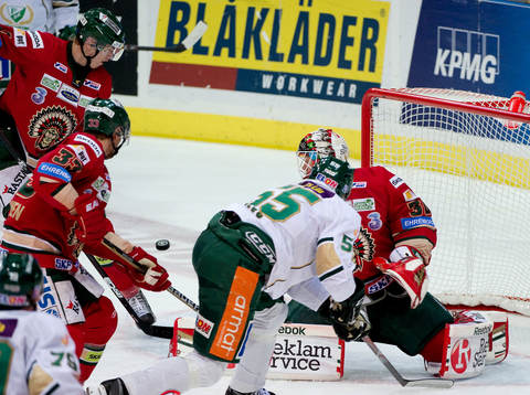 Martin Sevc, Färjestad, gör 1-2 via Viktor Svedberg,