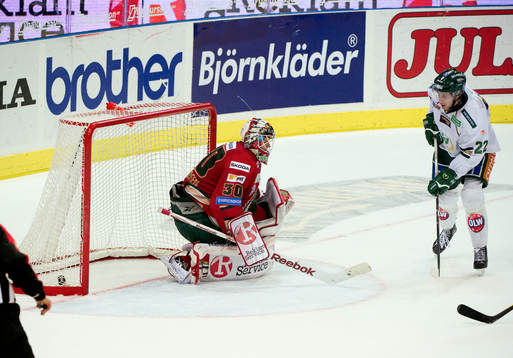 Per Öslund, Färjestad, gör 2-3 bakom Frederik Andersen,