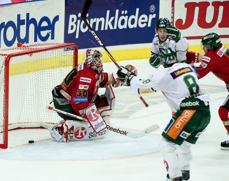 Per Öslund, Färjestad, gör 2-3 bakom Frederik Andersen,