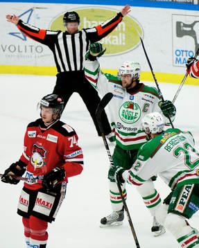 Rögle gör 4-4, tror dom men målet blir bortdömt.