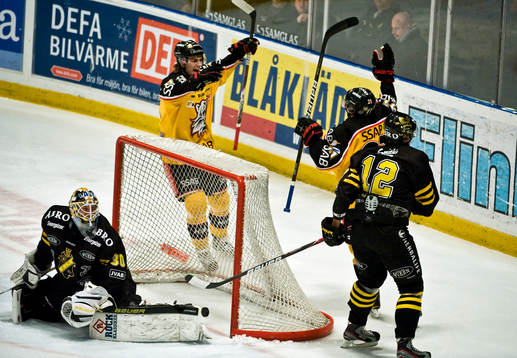Viktor Fast, målvakt, AIK och Daniel Gunnarsson, och Toni