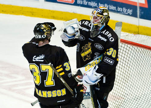 Viktor Fast, målvakt, AIK gratuleras