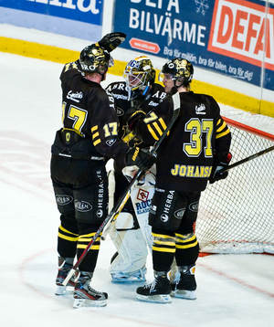 Viktor Fast, målvakt, AIK gratuleras