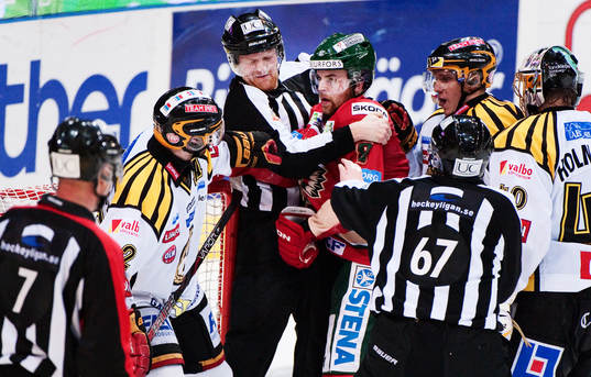 Fredrik Eriksson, Frölunda, bråkar framför