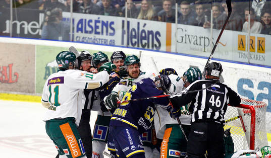 Stökigt framför Färjestads mål