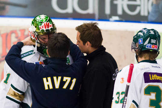 HV71:s läkare Jonas Kahlman undersöker Cristopher