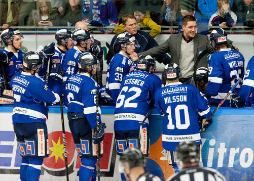 Sam Hallam, tränare, Bofors, pratar med spelarna