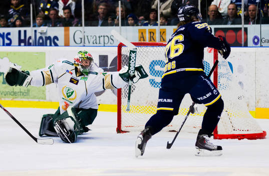 Kamil Piros, HV71 gör mål bakom Cristopher Nihlstorp,