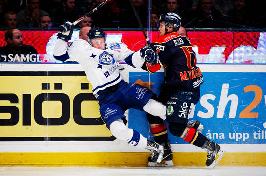 Patrik Norén, Leksand, blir tacklad av Mathias
