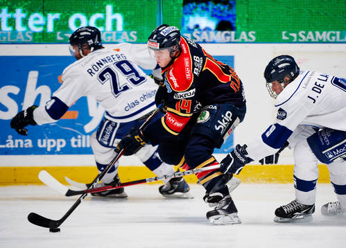 Fredrik Claesson, Djurgården, tar sig igenom försvaret
