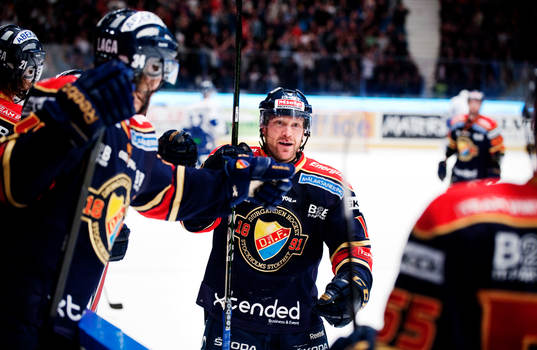 Jimmie Ölvestad, Djurgården, gratuleras till sitt 3-1-mål