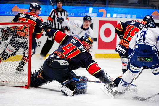 Gustaf Wesslau, målvakt, Djurgården, avvärjer en