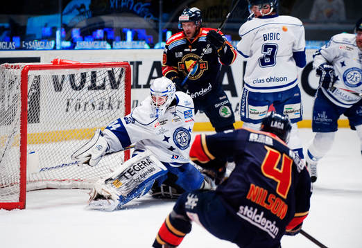 Erik Hanses, målvakt, Leksand, räddar ett skott från