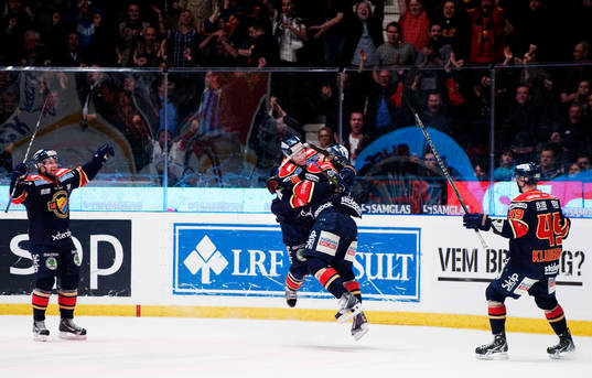 Marcus Nilson och Jimmie Ölvestad, Djurgården, kramar om