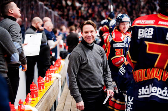 Charles Berglund, tränare, Djurgården, ler