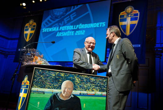 Lars-Åke Lagrell gratulerar Karl-Erik Nilsson, nyvald