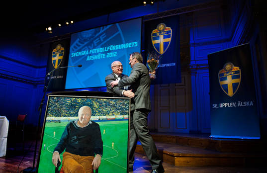 Lars-Åke Lagrell gratulerar Karl-Erik Nilsson, nyvald