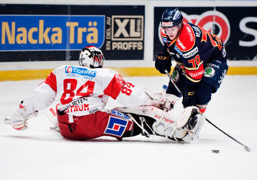 Joakim Lundström, målvakt, Timrå, utmanas av Mario