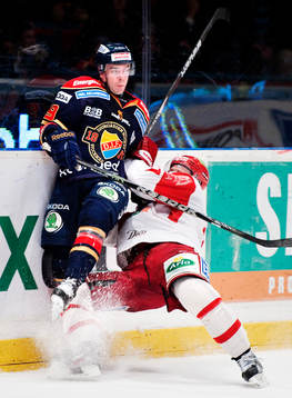 Kyle Klubertanz, Djurgården, i en närkamp med Simon