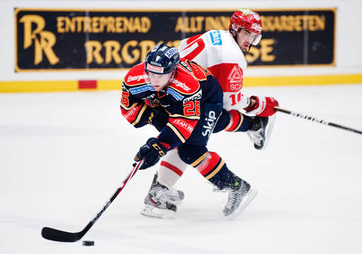 Tim Eriksson, Djurgården, försöker att ta sig förbi