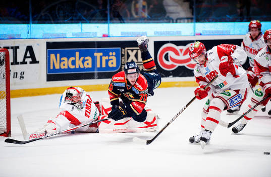 Joakim Lundström, målvakt, Timrå, utmanas av Mario