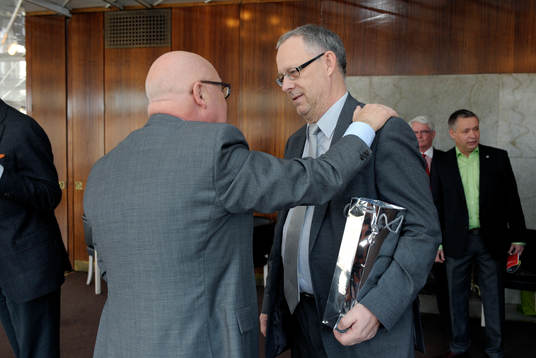 Avtackning av Lars-Åke Lagrell på Operaterassen. Lars
