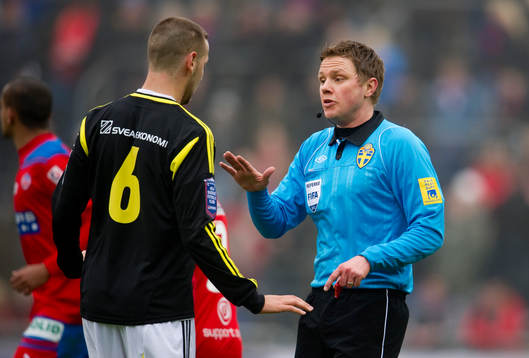 Alexander Milosevic, AIK, domare Markus Strömbergsson