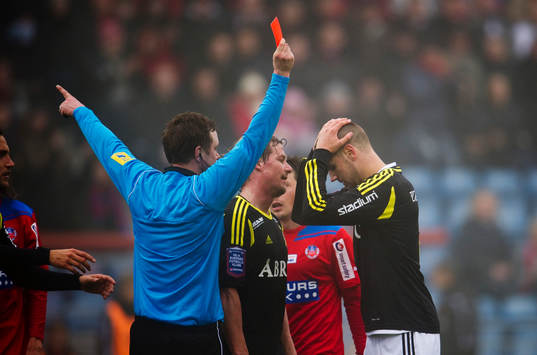 domare Markus Strömbergsson ger Alexander Milosevic, AIK