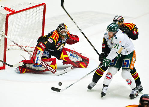 Niklas Svedberg, målvakt, Brynäs och Christian Berglund,