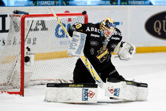 Viktor Fasth, målvakt AIK duckar för pucken