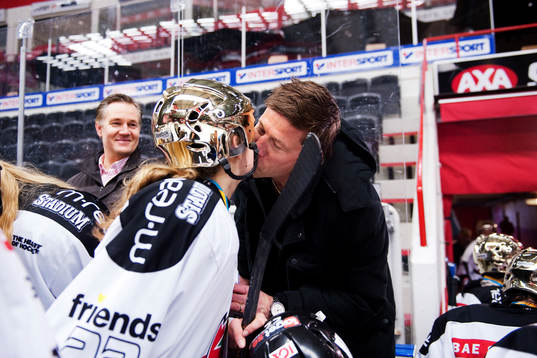 Victoria Samuelsson, Modo, får en segerpuss av sin pappa