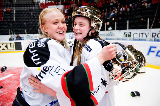 Johanna Olofsson och Malin Axelsson, Modo, kramar om