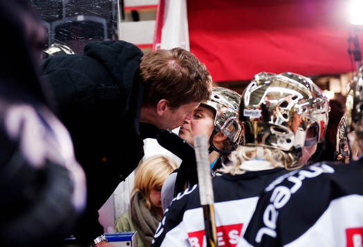 Victoria Samuelsson, Modo, får en segerpuss av sin pappa