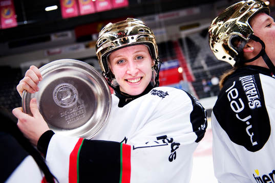 Sandra Halldén, Modo, håller upp segerpokalen. Svenska