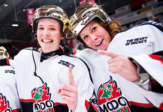 Målskytten Maria Lind och målvakten Valentina Lizana,