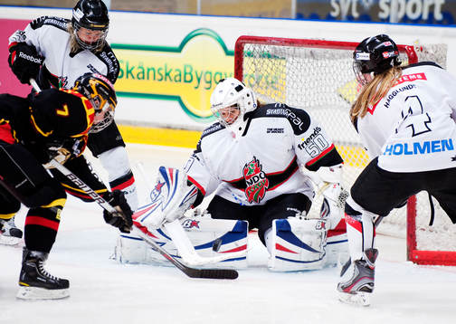 Karin Johansson, Brynäs, oroar framför Valentina Lizana,