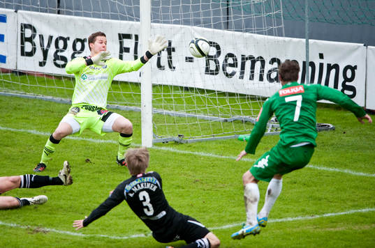 Christophe Lallet, hammarby skjuter på Moisander, målvakt