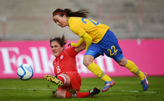 Kosovare Asllani, Sverige, bryter förbi Shannon Woeller,