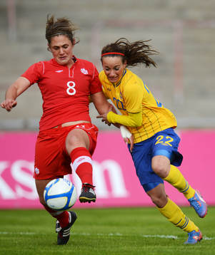 Kosovare Asllani, Sverige, bryter förbi Shannon Woeller,