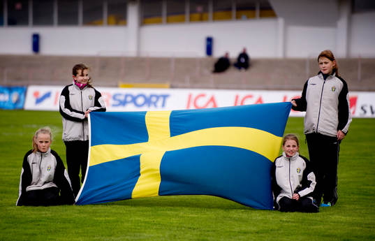 Flickor håller svenska flaggan