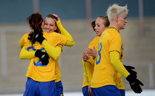Kosovare Asllani kramas av Charlotte Rohlin, Sverige, jubel