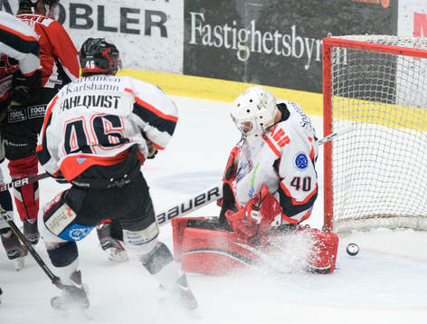 Andreas Elofsson, Karlskrona, skjuter förbi Marcus